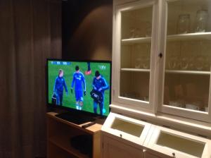 TV de pantalla plana en la parte superior de un armario en Casa Valfonda en Torres de Barbués