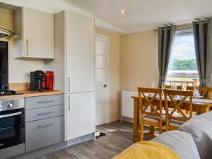 cocina y comedor con mesa en Sunshine Retreat, en Sewerby 12 fotos más