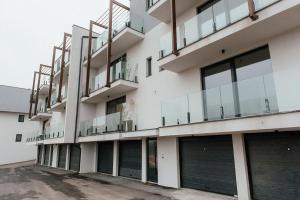 - une vue sur l'extérieur d'un bâtiment avec de grandes fenêtres dans l'établissement Pop Hill Residence & SPA, à Sremska Kamenica