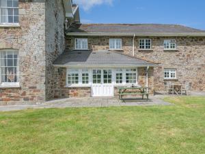 a stone house with a picnic table in front of it at 3 Bed in Crediton WAIEC in Zeal Monachorum