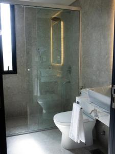 Uma casa de banho em Divina Tower Apart Hotel