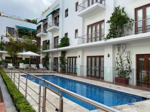einem Hotelpool vor einem Gebäude in der Unterkunft Virrey Luxury Aparments in Ciudad Amurallada in Cartagena de Indias