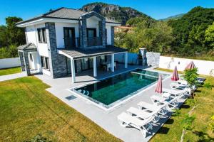 Villa con piscina y sillas en Villa Dalyan Emirhan, en Ortaca