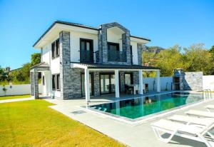 una villa con piscina y una casa en Villa Dalyan Emirhan, en Ortaca
