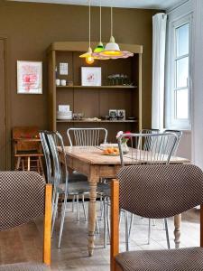 a dining room with a wooden table and chairs at Maison Lison - Gîte au Cap Gris Nez - Audinghen in Audinghen