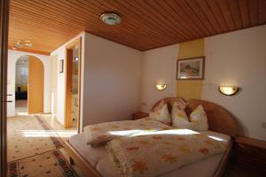 Кровать или кровати в номере Waldhof