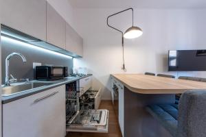 una cocina con fregadero y encimera en HouSmart Dimora D'Azeglio, en Bolonia