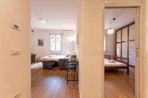 sala de estar con cama y escritorio en una habitación en HouSmart Dimora D'Azeglio, en Bolonia 30 fotos más