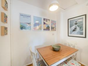 een eetkamer met een tafel en een kom erop bij Stonehanger 2 - Cottage in Salcombe