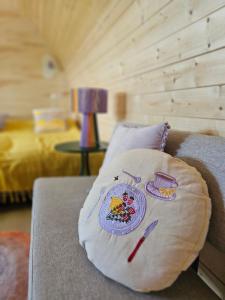 a pillow sitting on a couch in a room at Tiny House De Hagekrûper in Westergeest