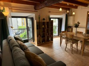 a living room with a couch and a table at Sweet Holiday - Parcheggio Gratuito Privato in Como