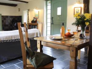 ein Tisch mit zwei Gläsern Wein und einer Flasche in der Unterkunft Passion Flower Cottage - E1468 in Stowford