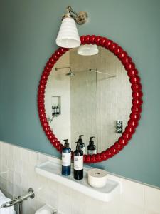 a bathroom mirror with a red balloon around it at The Pembroke Arms in Salisbury