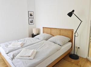 Postel nebo postele na pokoji v ubytování Stilvolle Wohnung mit Terrasse im Grünen