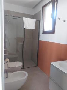 a bathroom with a shower and a toilet and a sink at Villa Dalesco in Leverano