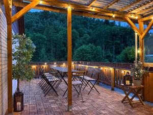 un patio avec une table et des chaises sur une terrasse dans l'établissement Haus Ludwig - Saniertes Fachwerkhaus im Harz - 12 Personen, à Thale