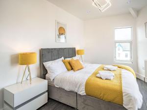 Postel nebo postele na pokoji v ubytování Sea View Apartment Two - Uk36847