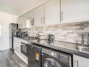 Kuchyň nebo kuchyňský kout v ubytování Sea View Apartment Two - Uk36847