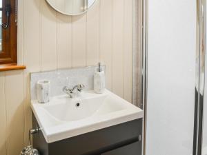a bathroom with a white sink and a mirror at Blue Bell - Uk46018 in Pocklington +4 photos