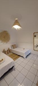 een kamer met twee bedden op de vloer en een plafond bij Riad Kechin Beldi in Marrakesh