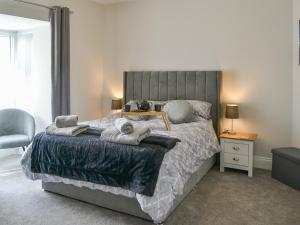 SnitterにあるThe Bungalowのタオルが敷かれた大きなベッドのある寝室 +13枚の写真