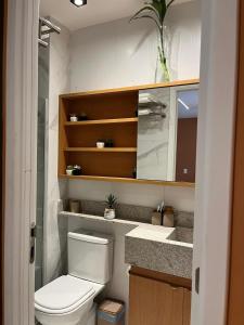 a bathroom with a toilet and a sink at Flat na BeiraMar com Piscina Privativa in Porto De Galinhas