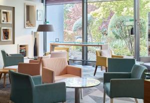Posezení v ubytování B&B HOTEL Cergy Port 4 étoiles