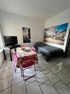 a room with a table and a bed and a table and chairs at SWEET APT Piazza Statuto 9 Deluxe NEL PIENO CENTRO DI TORINO in Turin