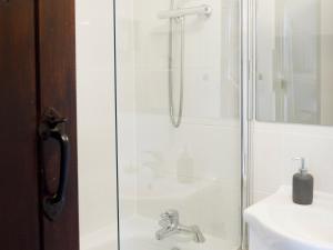 Koupelna v ubytování April Cottage