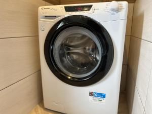 een witte wasmachine en droger in de kamer bij La Petite Saulaie - Proche circuit 24h - 6 pers in Changé