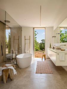 Ένα μπάνιο στο Villa Can Baula