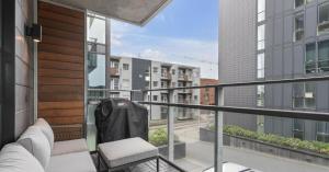 un balcón con vista a un edificio en Stylish stay in downtown Rvk, en Reikiavik