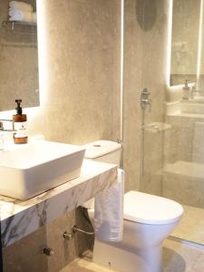 Uma casa de banho em Divina Tower Apart Hotel