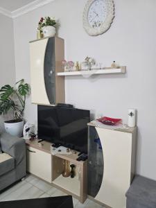 Μια τηλεόραση ή/και κέντρο ψυχαγωγίας στο Apartament Karafili