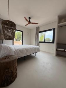ミアミ・プラトーヤにあるCasa Bel - Apartment 2のベッドと天井扇風機のある寝室 +22枚の写真