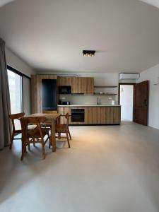 ミアミ・プラトーヤにあるCasa Bel - Apartment 2のテーブルと椅子のあるキッチンとダイニングルーム