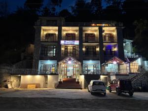 un edificio con un'auto parcheggiata di fronte di Hotel Shree Ram a Pāndoh