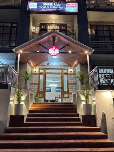 Majutusasutuse Hotel Shree Ram fassaad või sissepääs +37 fotot