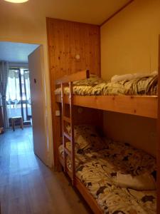 - une chambre avec 2 lits superposés et un couloir dans l'établissement Bel appartement Samoens La Cour classe 2 etoiles, à Samoëns