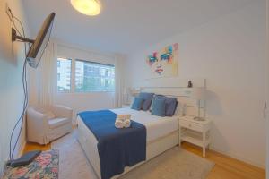 Un dormitorio con una cama y una silla dentro. en Benfica Prime Terrace II by Homing, en Lisboa