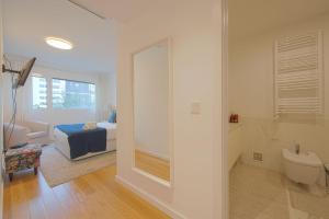 Un dormitorio con una cama y un baño con espejo. en Benfica Prime Terrace II by Homing, en Lisboa 63 fotos más