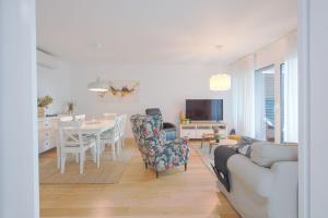 una sala de estar con un sofá y una mesa en Benfica Prime Terrace II by Homing, en Lisboa
