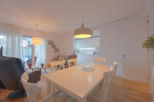 Una cocina y una sala de estar con mesa y sillas. en Benfica Prime Terrace II by Homing, en Lisboa