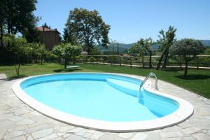 una piscina en un patio con una piscina azul en B&B Maggiora 131, en Acqui Terme
