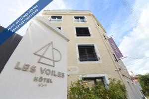 a building with a sign that reads les values hotel at Hôtel Les Voiles in Toulon
