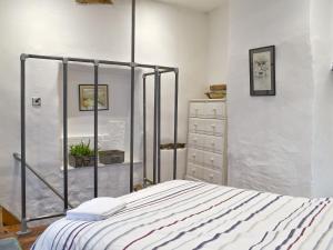 En eller flere senge i et værelse på Hogwood Cottage + 4 billeder