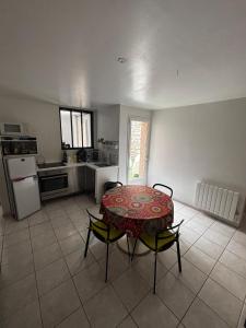 グリュイッサンにあるAu cœur du village de Gruissanの部屋にテーブルと椅子のあるキッチン