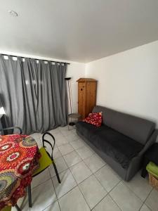 グリュイッサンにあるAu cœur du village de Gruissanのソファとテーブルのあるリビングルーム