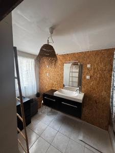 グリュイッサンにあるAu cœur du village de Gruissanの洗面台と鏡のあるバスルーム +6枚の写真