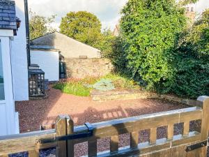 einen Balkon mit Gartenblick in der Unterkunft Smithy Cottage in Keldhead